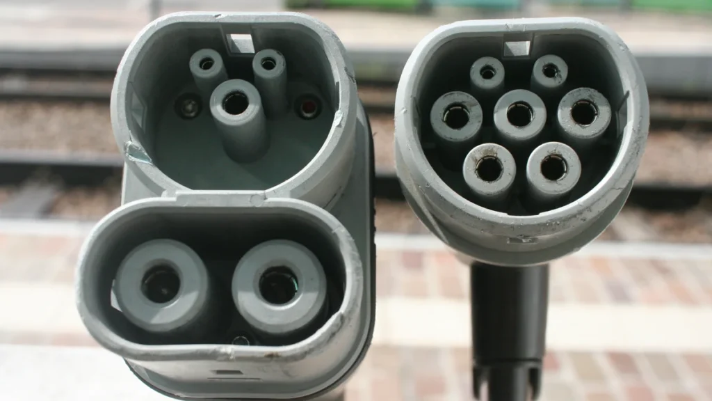Nabíjecí konektory: Type 2, CCS Combo 2 a MCS pro kamiony
