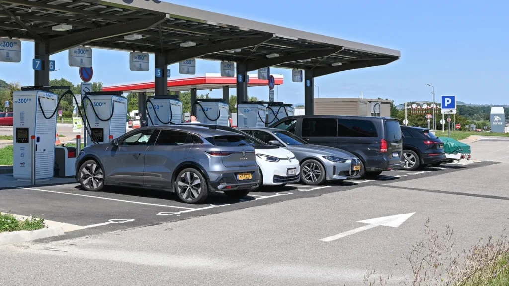 AFIR: rychlonabíječky po 60 km a platba kartou